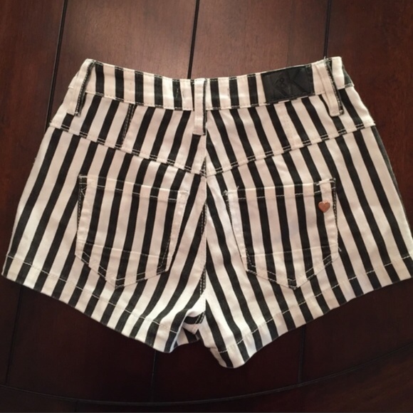 Kendall & Kylie Jean shorts 0 - Picture 3 of 5